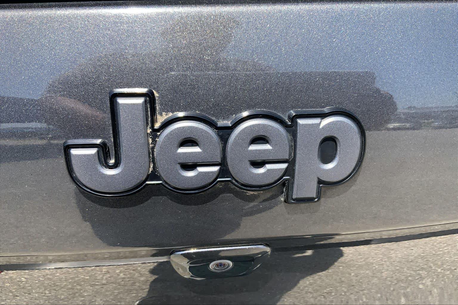 Used 2017 Jeep Cherokee Trailhawk AWD/4WD image 30
