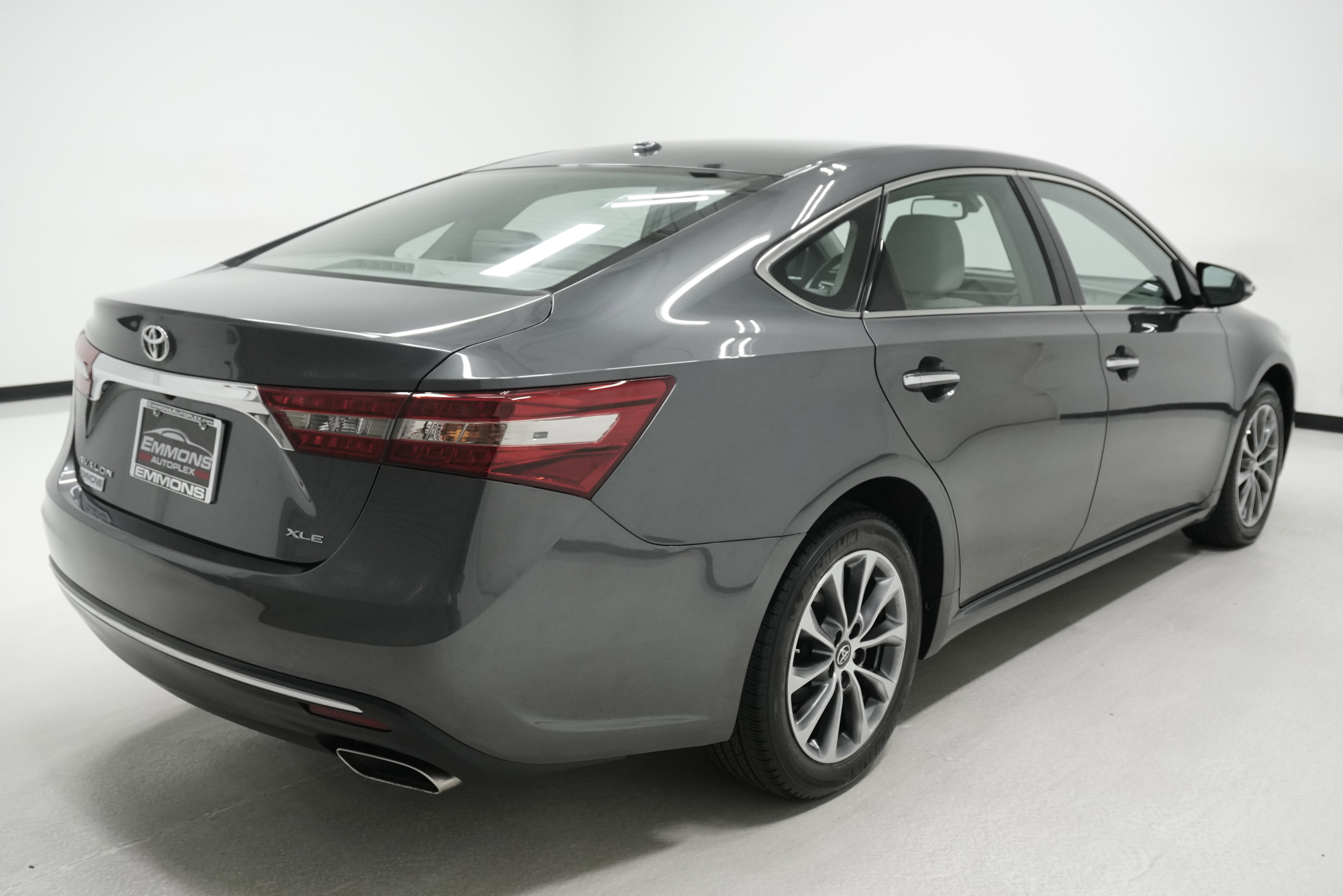 Used 2017 Toyota Avalon XLE image 4