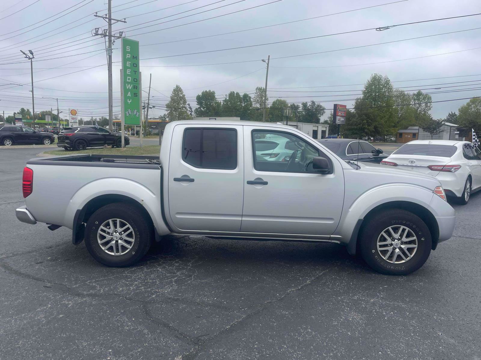 Used 2016 Nissan Frontier SV w/ SV Value Truck Package AWD/4WD image 10