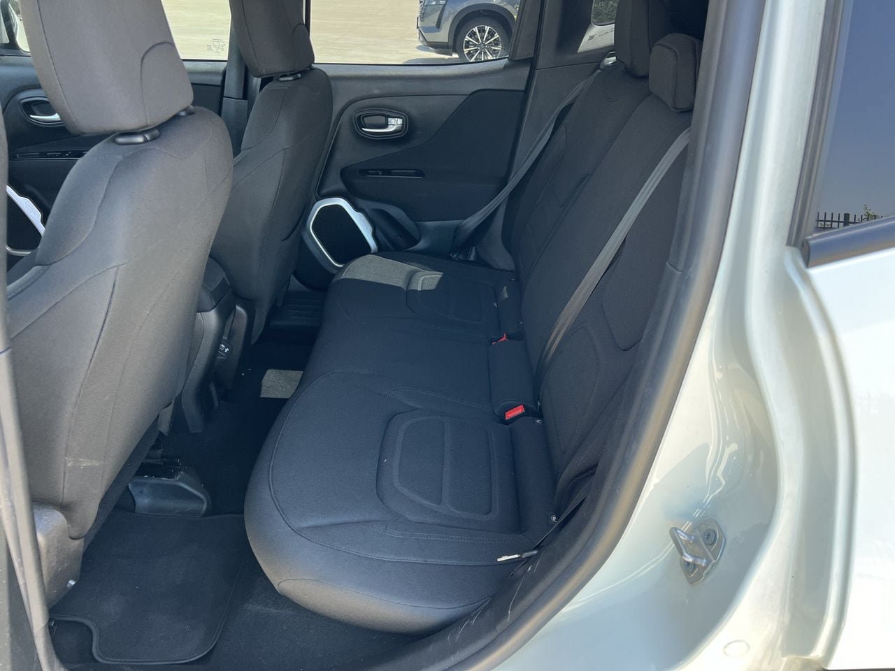 Used 2018 Jeep Renegade Latitude FWD image 21