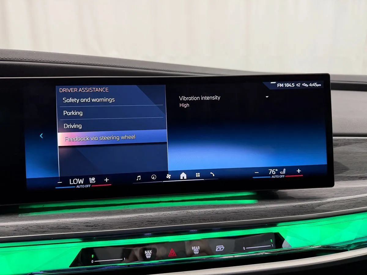 Used 2024 BMW 740i xDrive AWD/4WD image 33