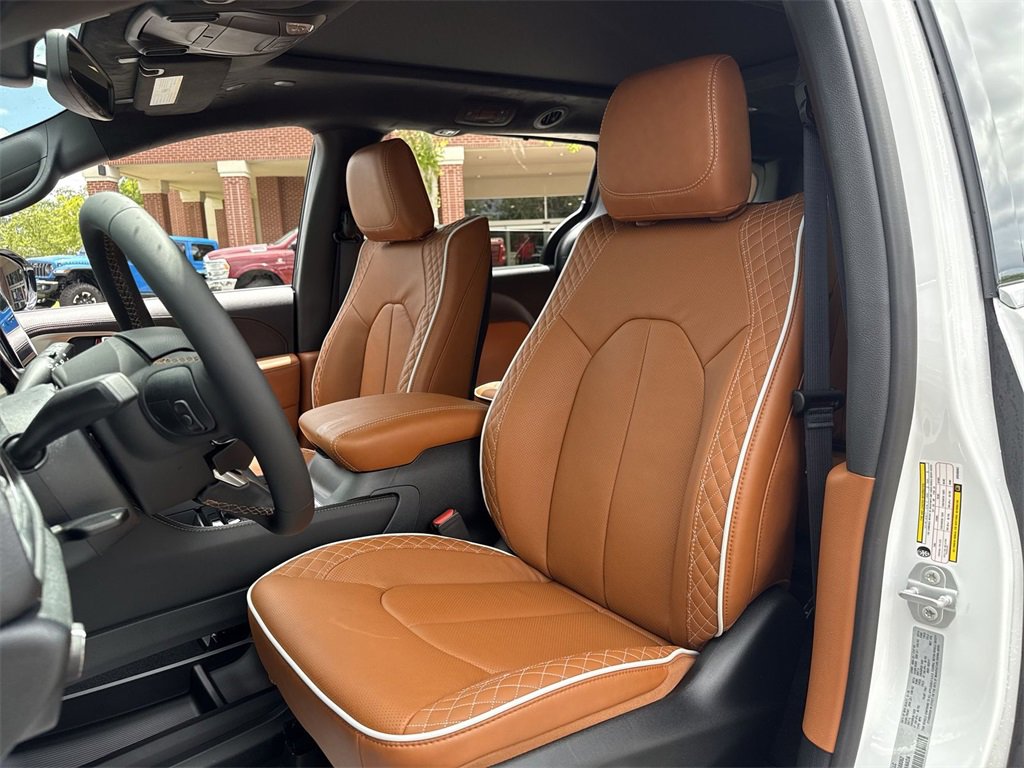 New 2025 Chrysler Pacifica Pinnacle image 11