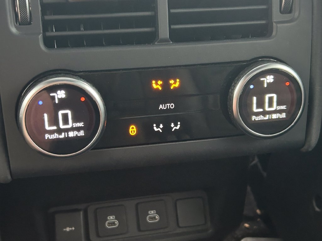 Used 2024 Land Rover Discovery Dynamic SE AWD/4WD image 23