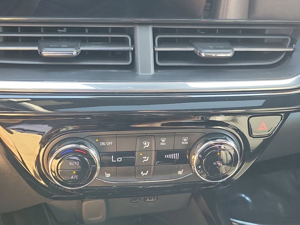 Used 2024 Chevrolet Trax RS w/ Sunroof Package image 11