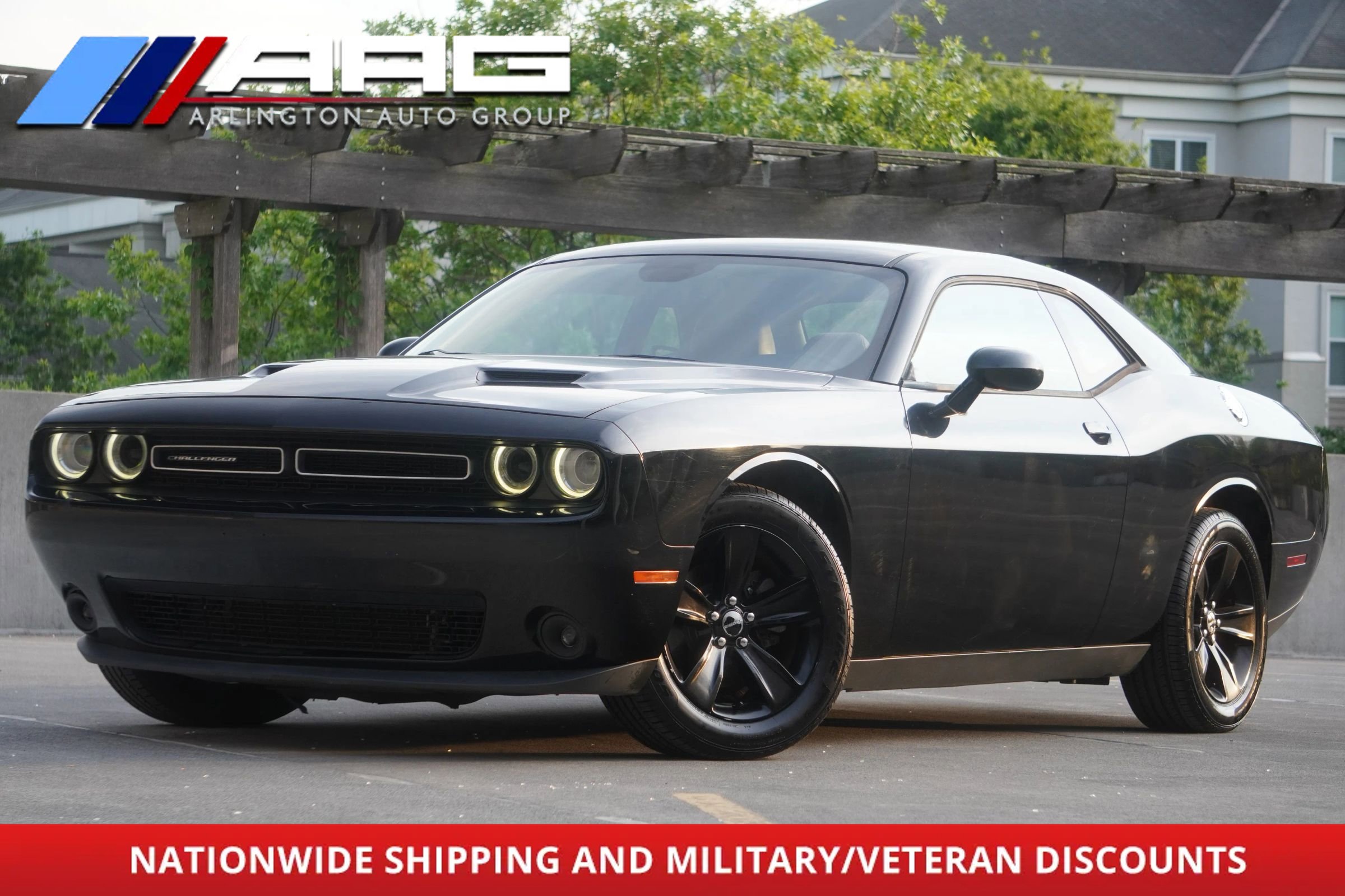 Used 2017 Dodge Challenger SXT RWD image 1