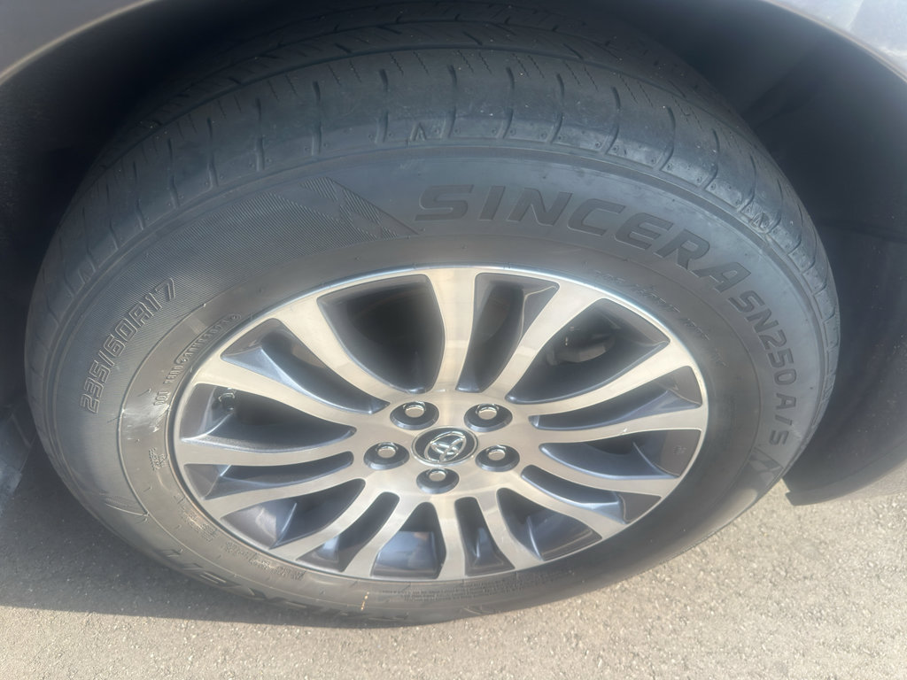 Used 2020 Toyota Sienna XLE w/ XLE Navigation Package FWD image 5