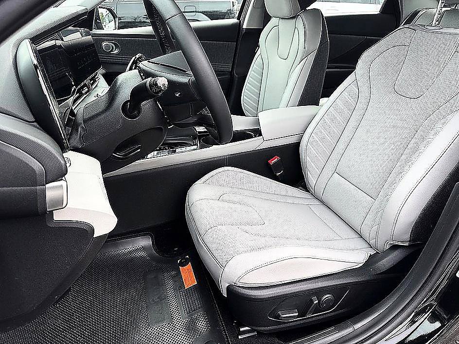 New 2026 Hyundai Elantra Limited FWD image 7