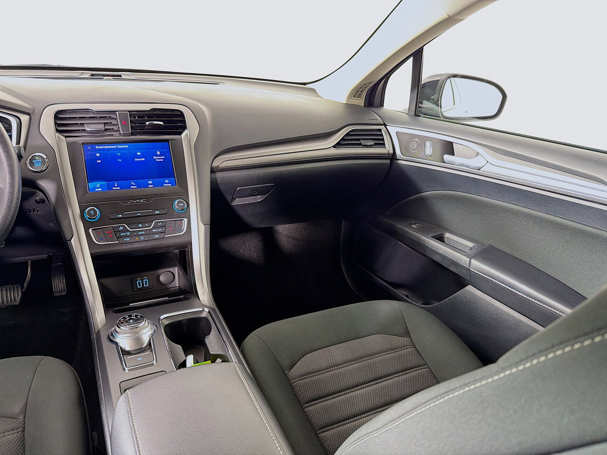 Used 2020 Ford Fusion SE image 24