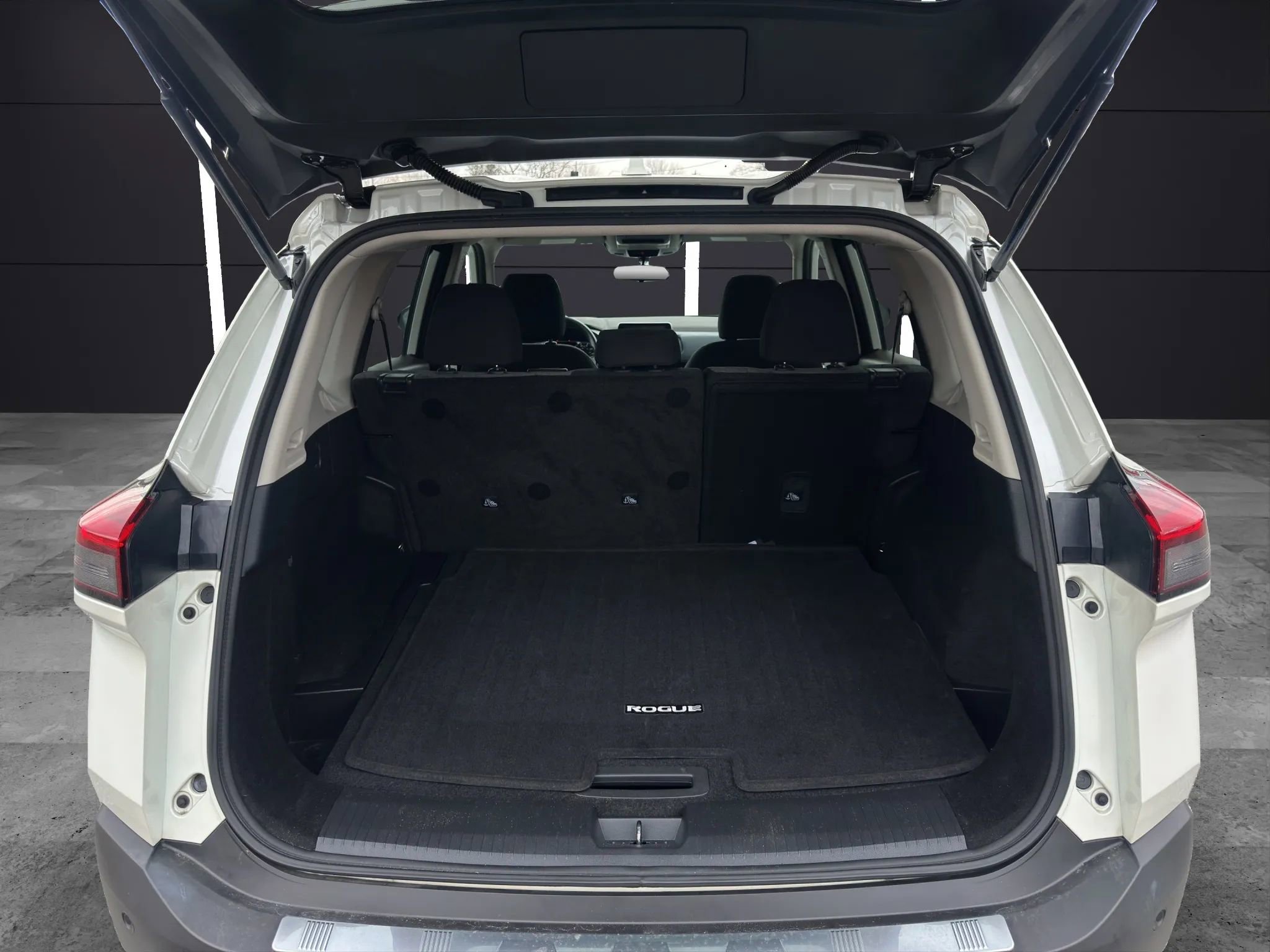 Used 2021 Nissan Rogue SV image 11