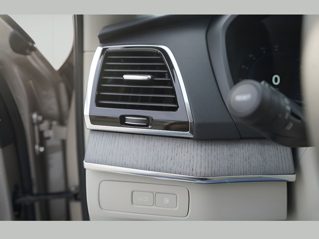 New 2025 Volvo XC90 T8 Plus w/ Protection Package Premier image 12