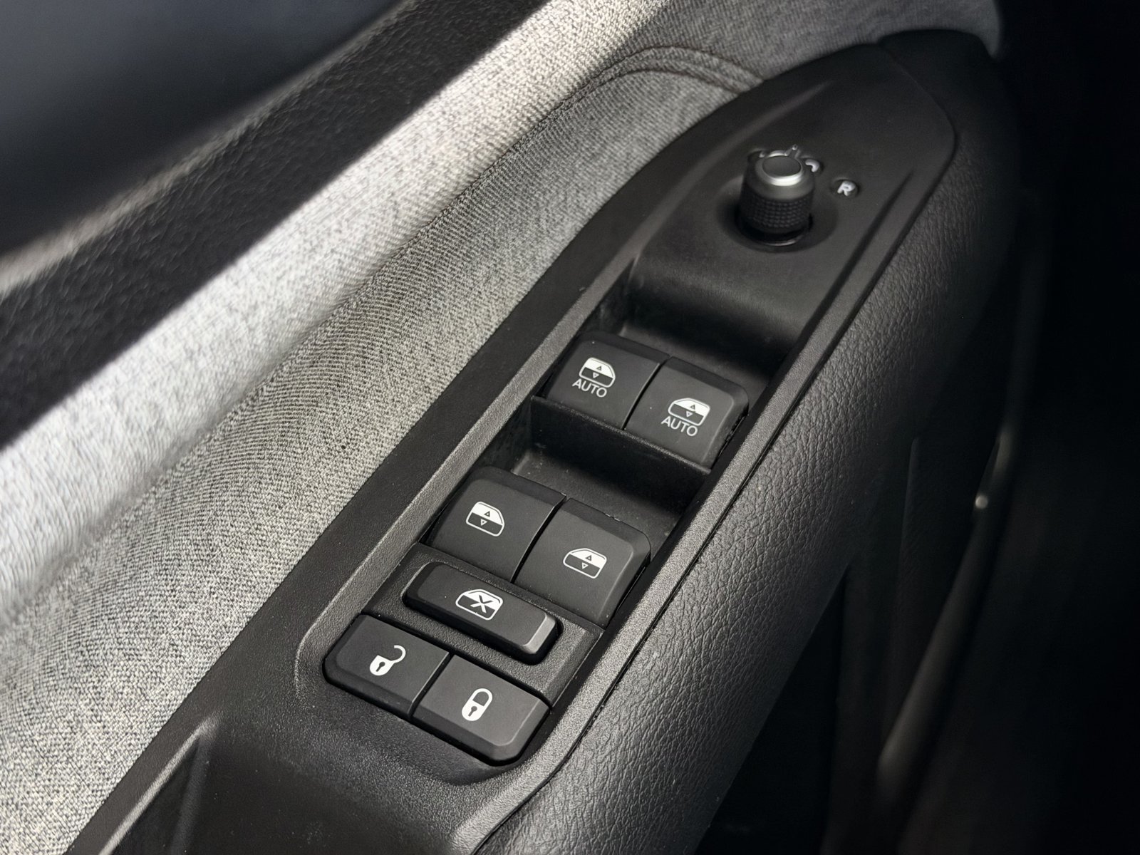 Used 2022 Jeep Compass Latitude w/ Sun and Sound Group AWD/4WD image 18