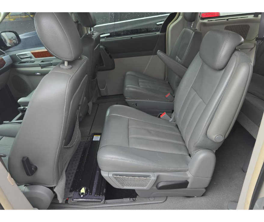 Used 2009 Chrysler Town & Country Touring image 15
