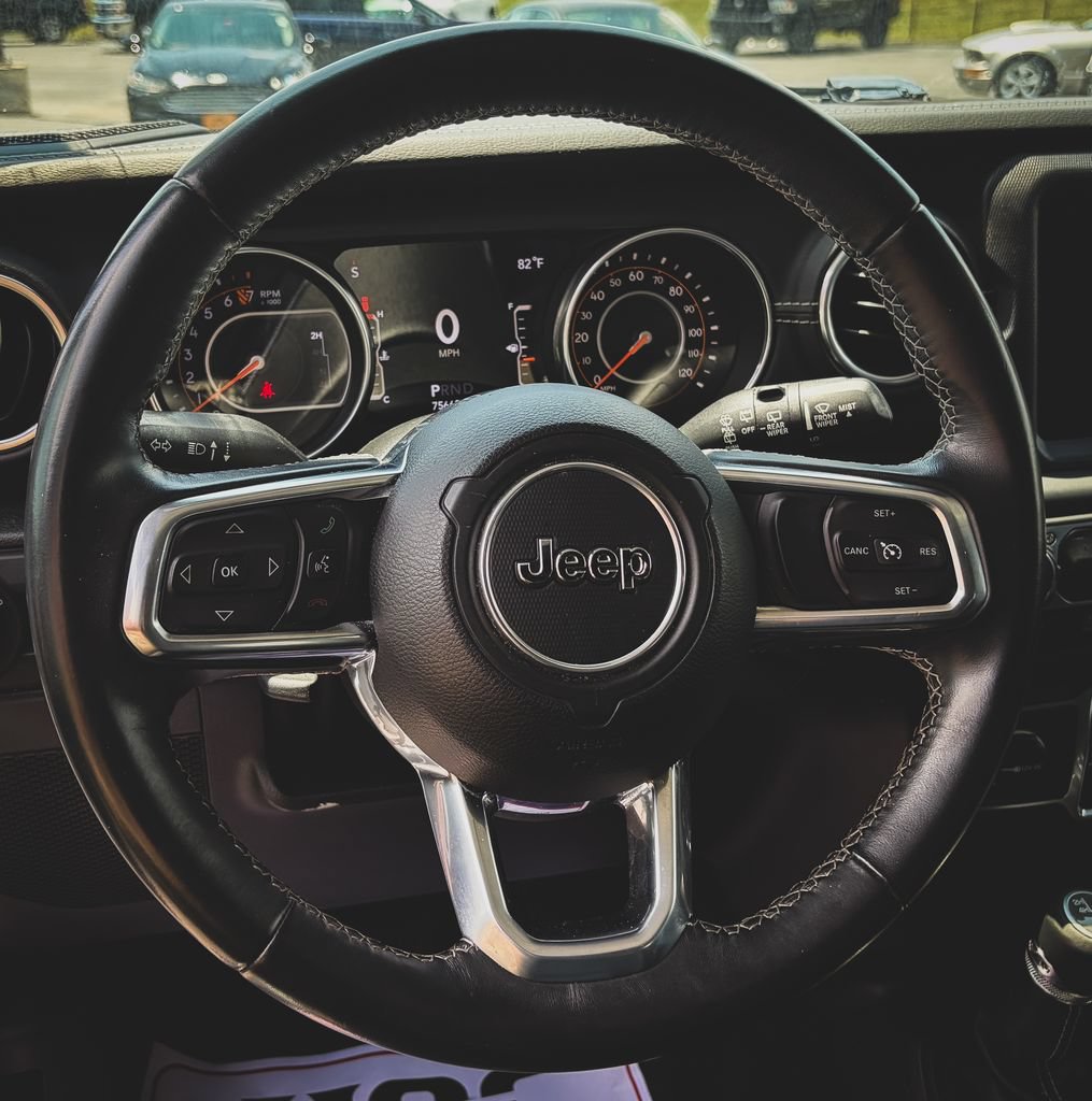 Used 2018 Jeep Wrangler Unlimited Sahara w/ Dual Top Group AWD/4WD image 10