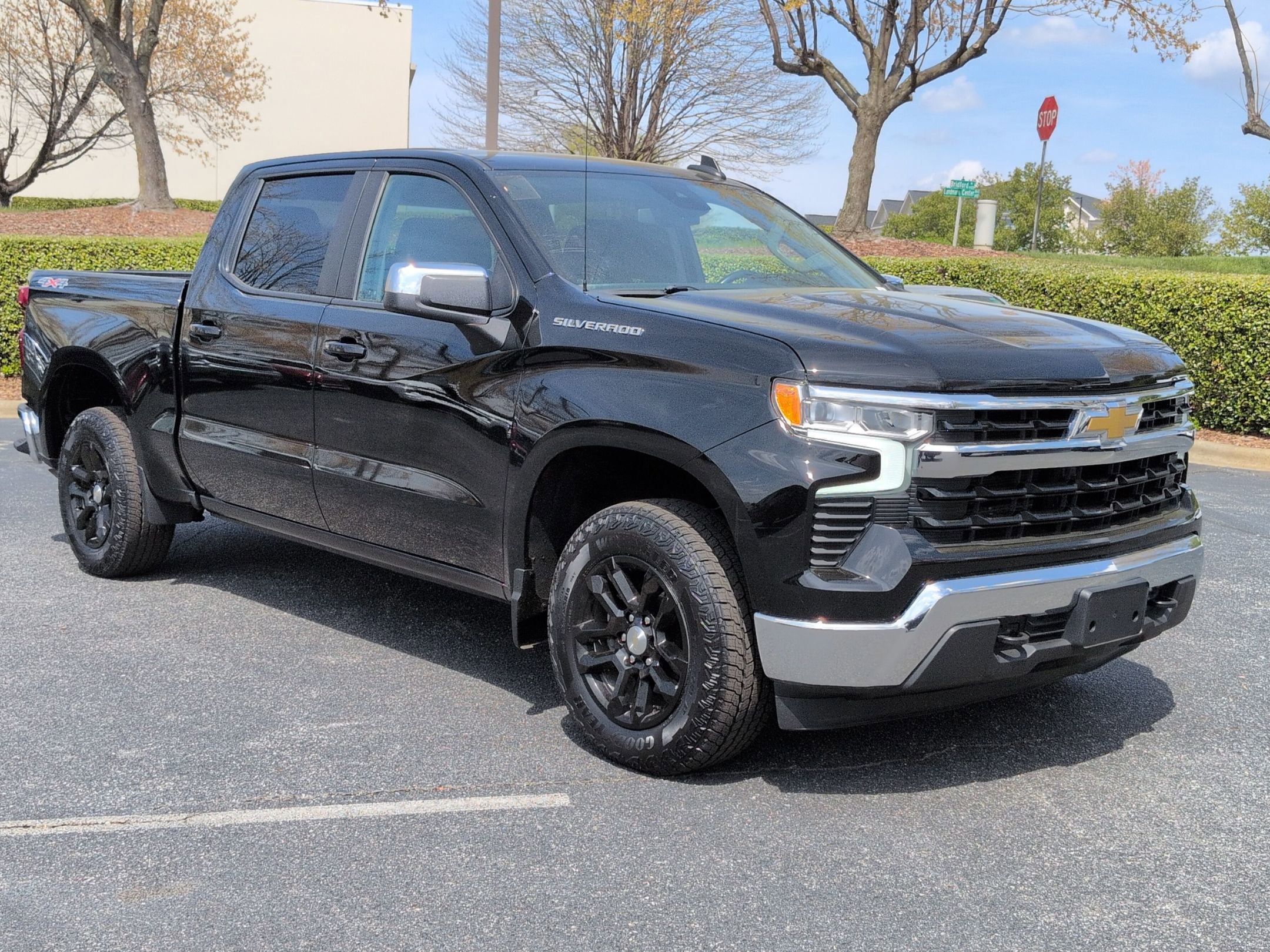 Used 2022 Chevrolet Silverado 1500 LT image 2