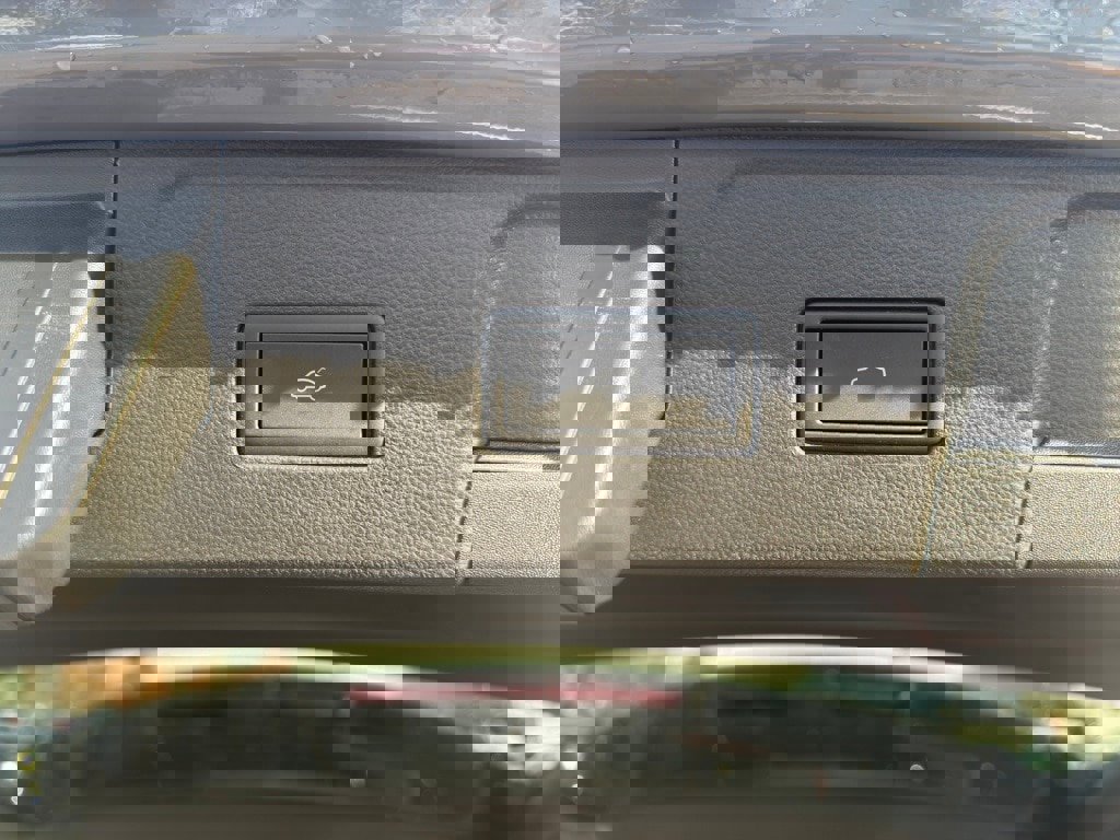 Used 2025 Volkswagen Atlas Peak Edition SE image 31