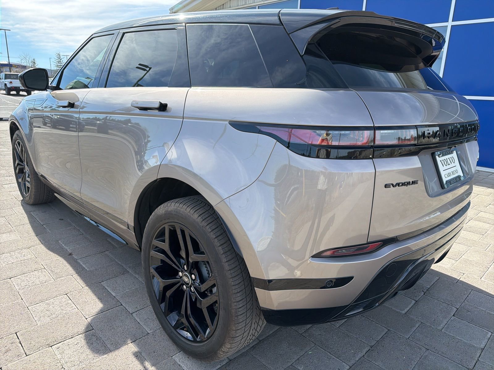 Used 2023 Land Rover Range Rover Evoque R-Dynamic SE image 3