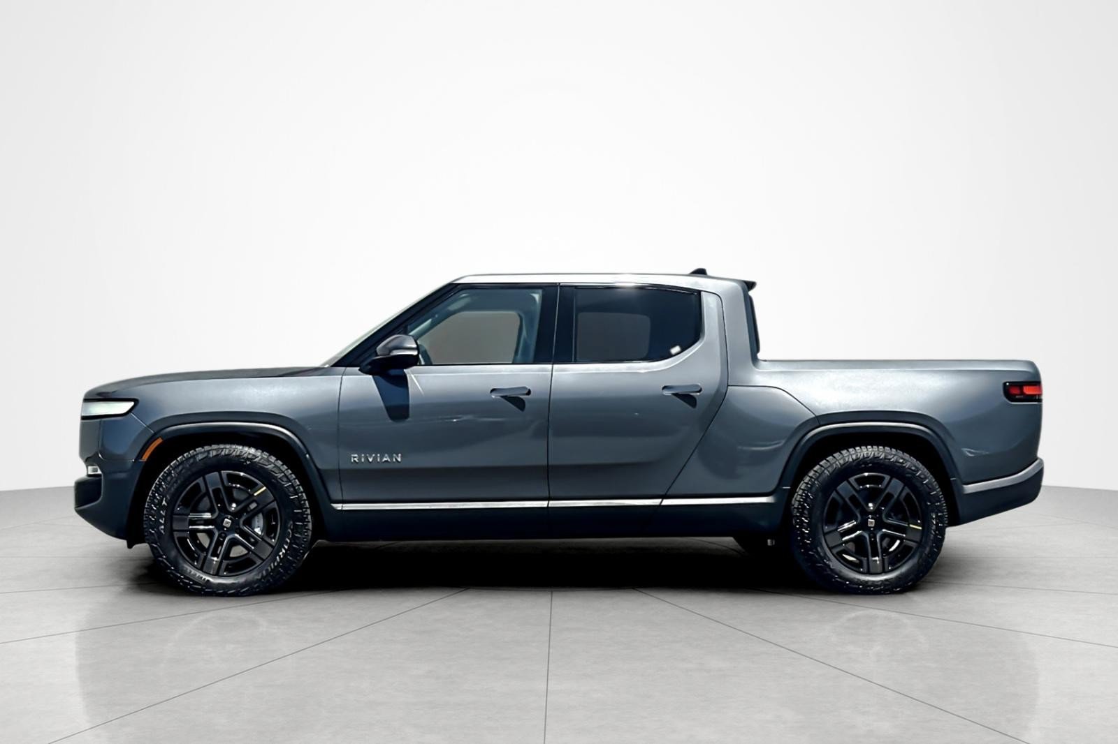 Used 2024 Rivian R1T Adventure Dual AWD/4WD image 2