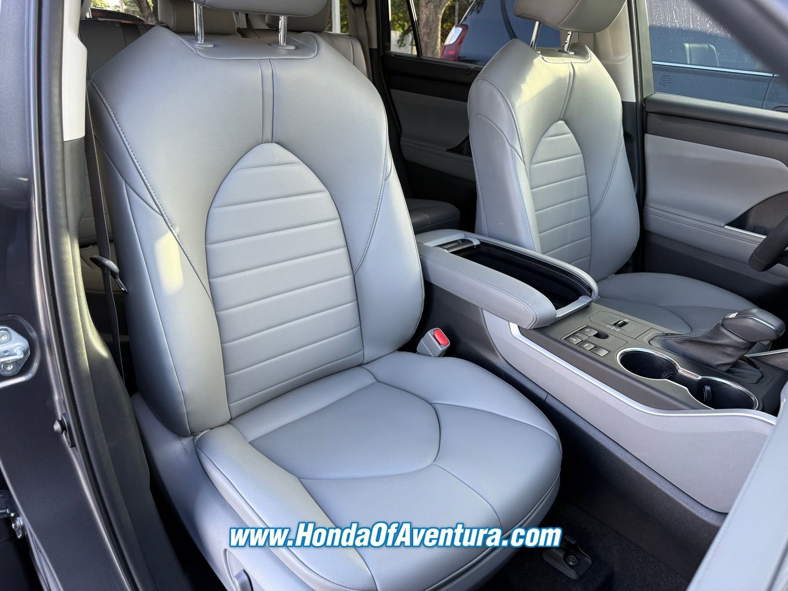 Used 2023 Toyota Highlander XLE FWD image 7