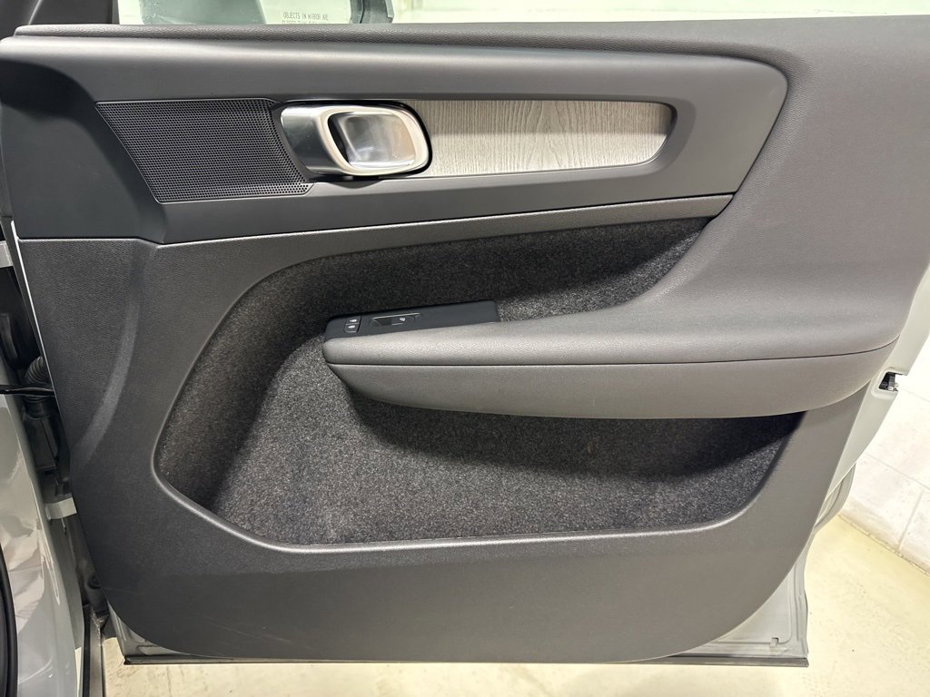Used 2025 Volvo XC40 B5 Core image 34