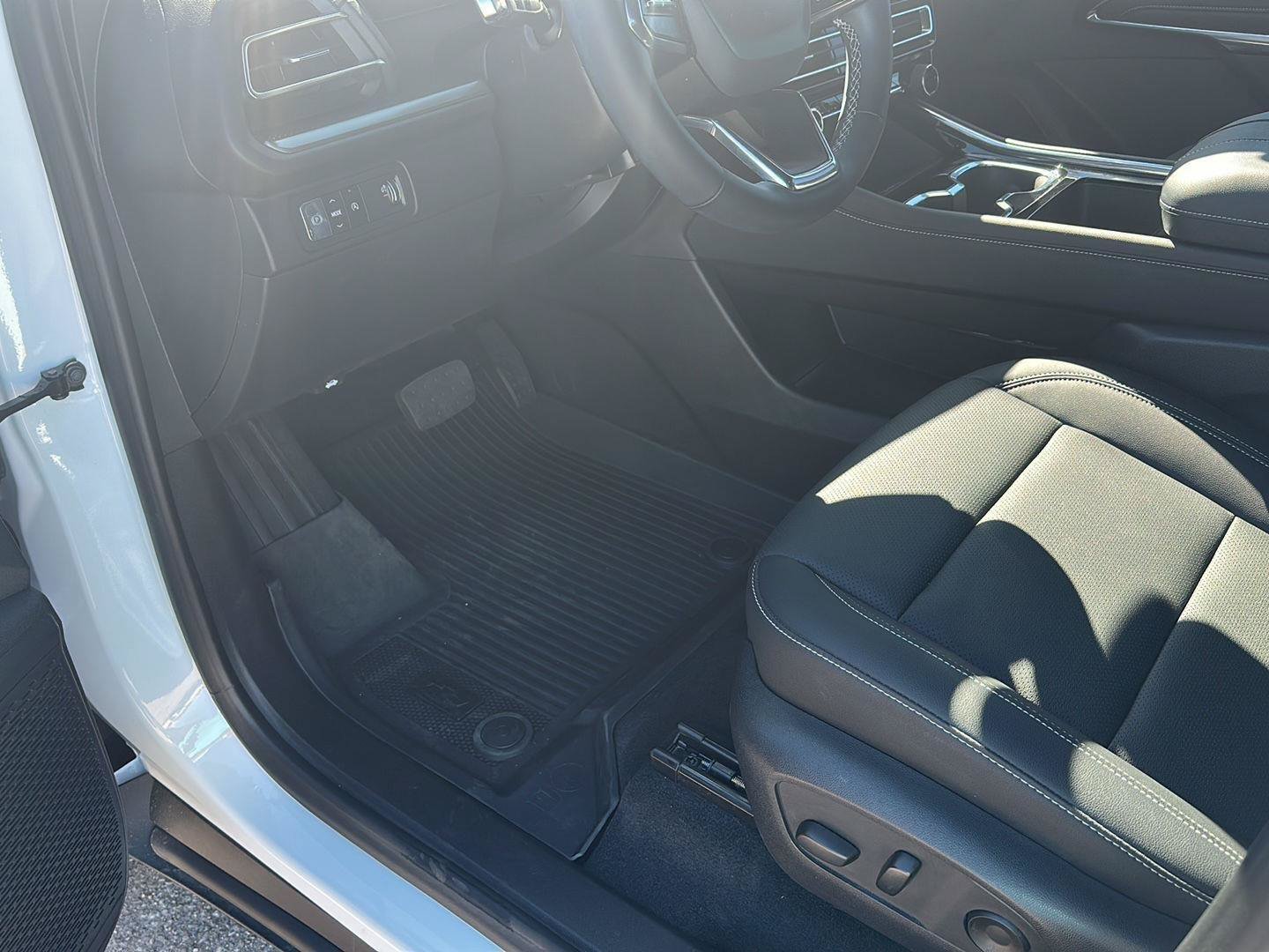 Used 2025 Chevrolet Traverse LT w/ LPO, Floor Liner Package FWD image 19