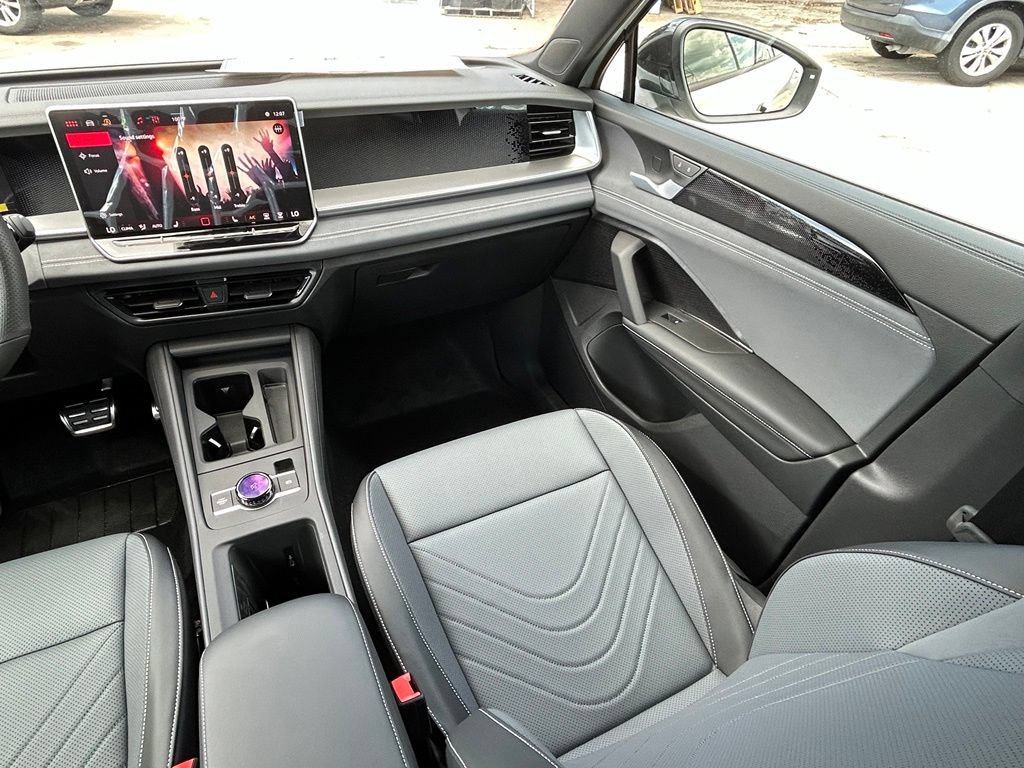New 2026 Volkswagen Tiguan SE R-Line FWD image 10