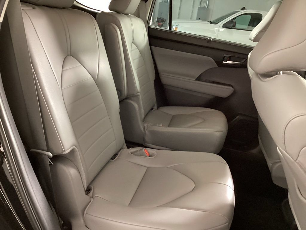 Used 2024 Toyota Highlander XLE AWD/4WD image 21