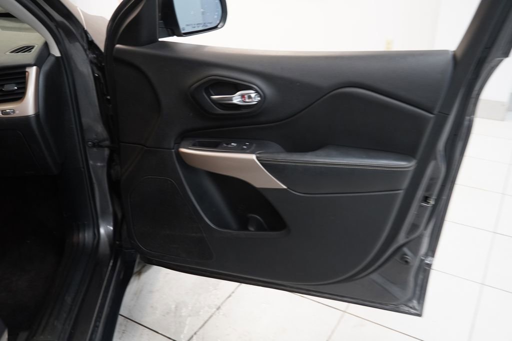 Used 2017 Jeep Cherokee Limited w/ Luxury Group image 26