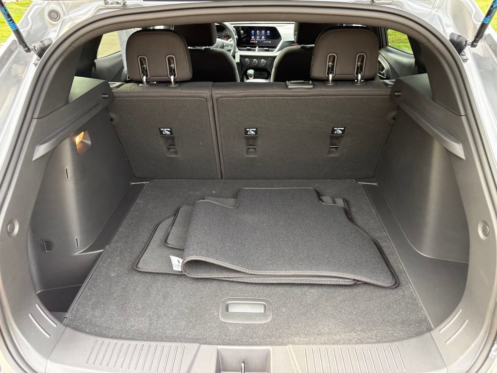 Used 2025 Chevrolet Trax RS w/ Sunroof Package FWD image 43