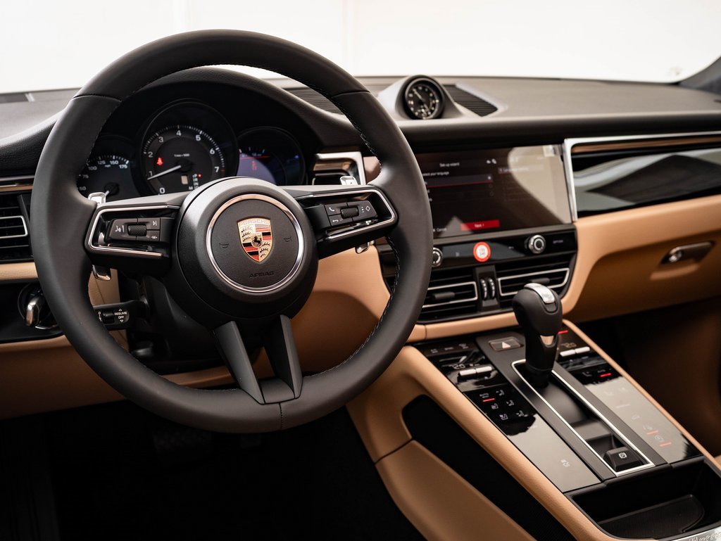 Certified 2025 Porsche Macan image 4