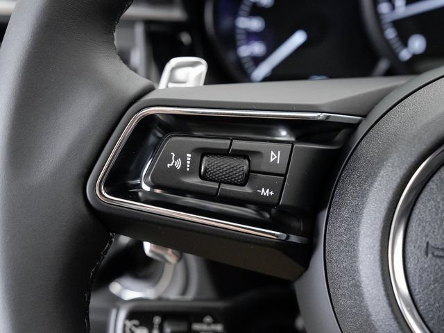Certified 2025 Porsche Macan AWD/4WD image 14
