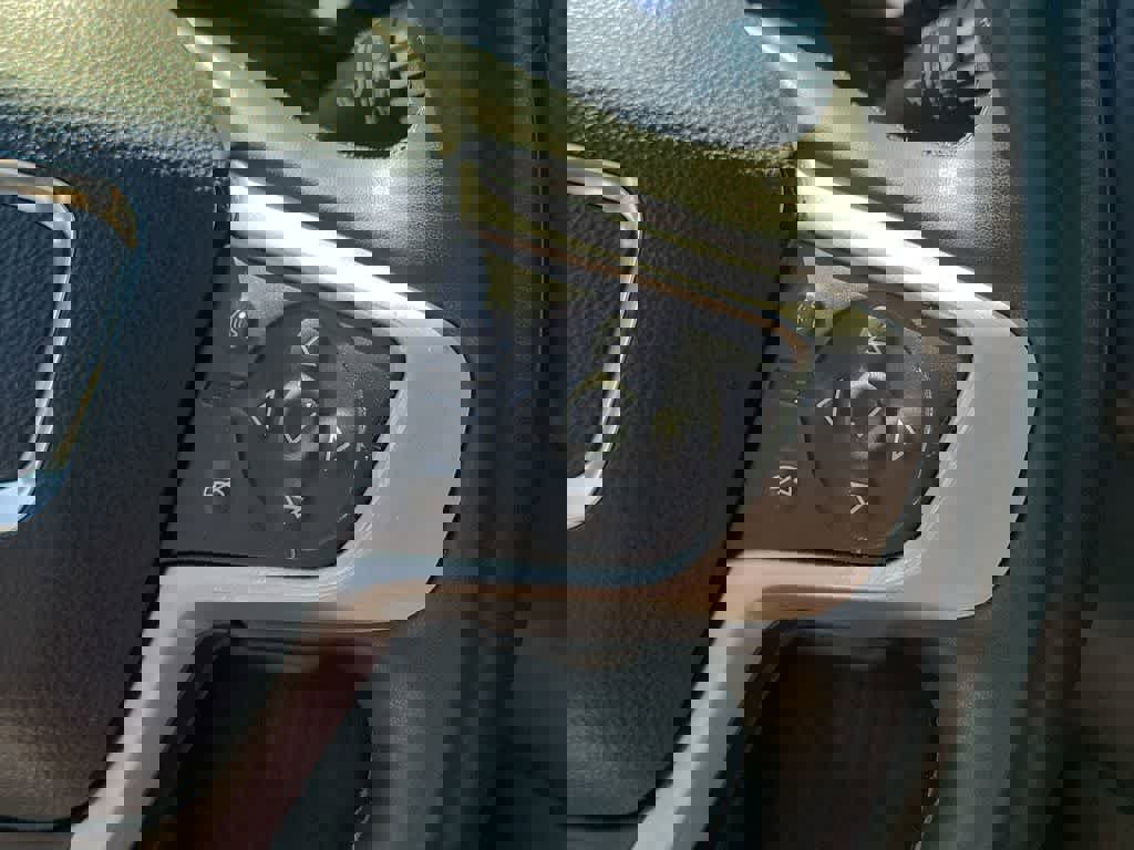 Used 2023 GMC Terrain SLT image 25