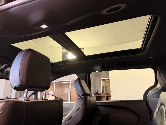 Used 2025 Chrysler Pacifica Limited image 28