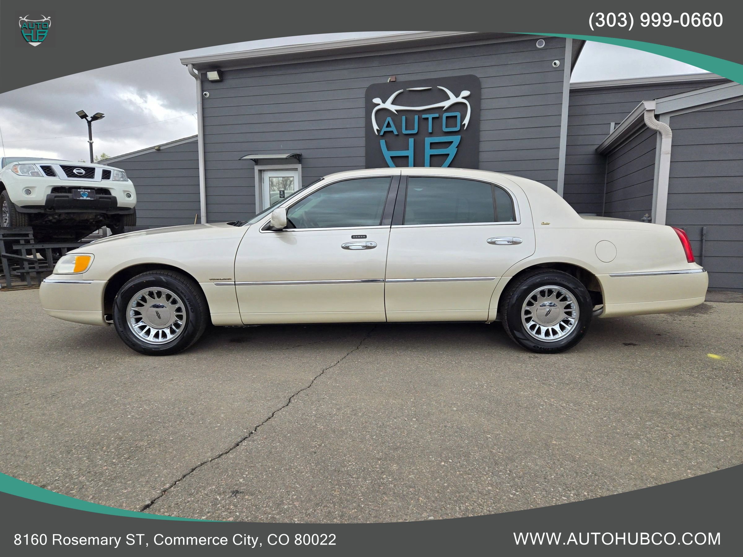 Used 2000 Lincoln Town Car Cartier image 6