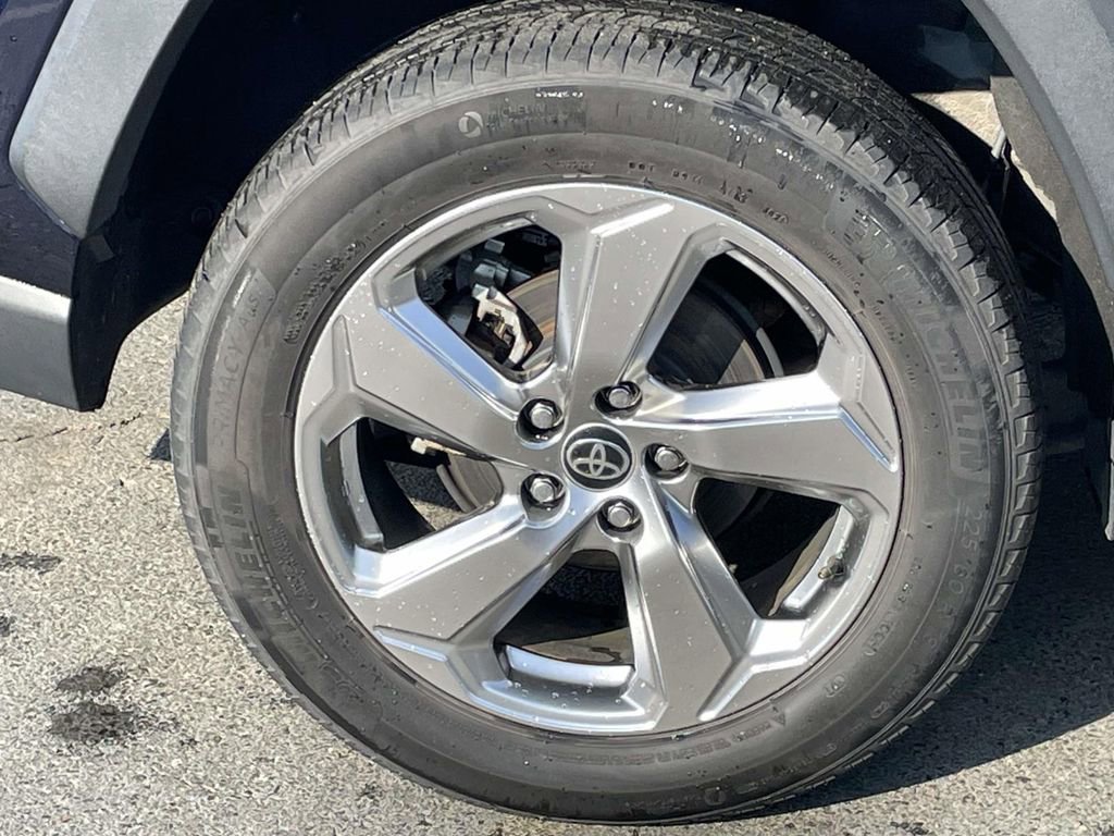 Used 2021 Toyota RAV4 XLE Premium image 32