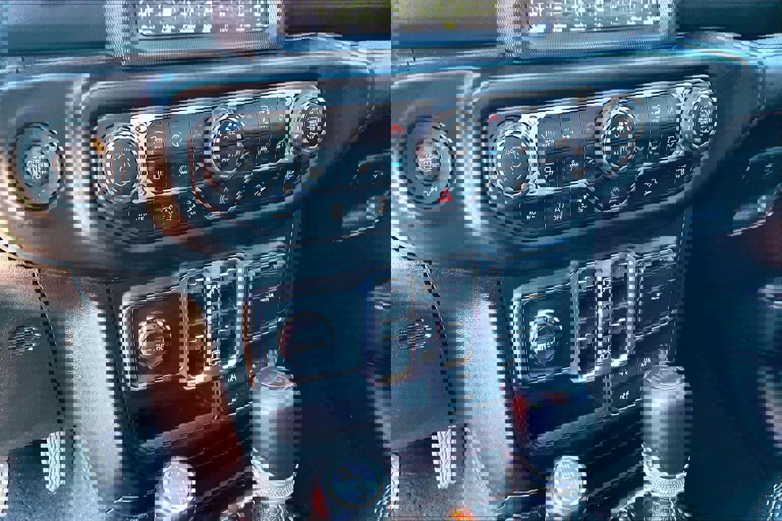 Used 2020 Jeep Wrangler Unlimited Sahara image 37