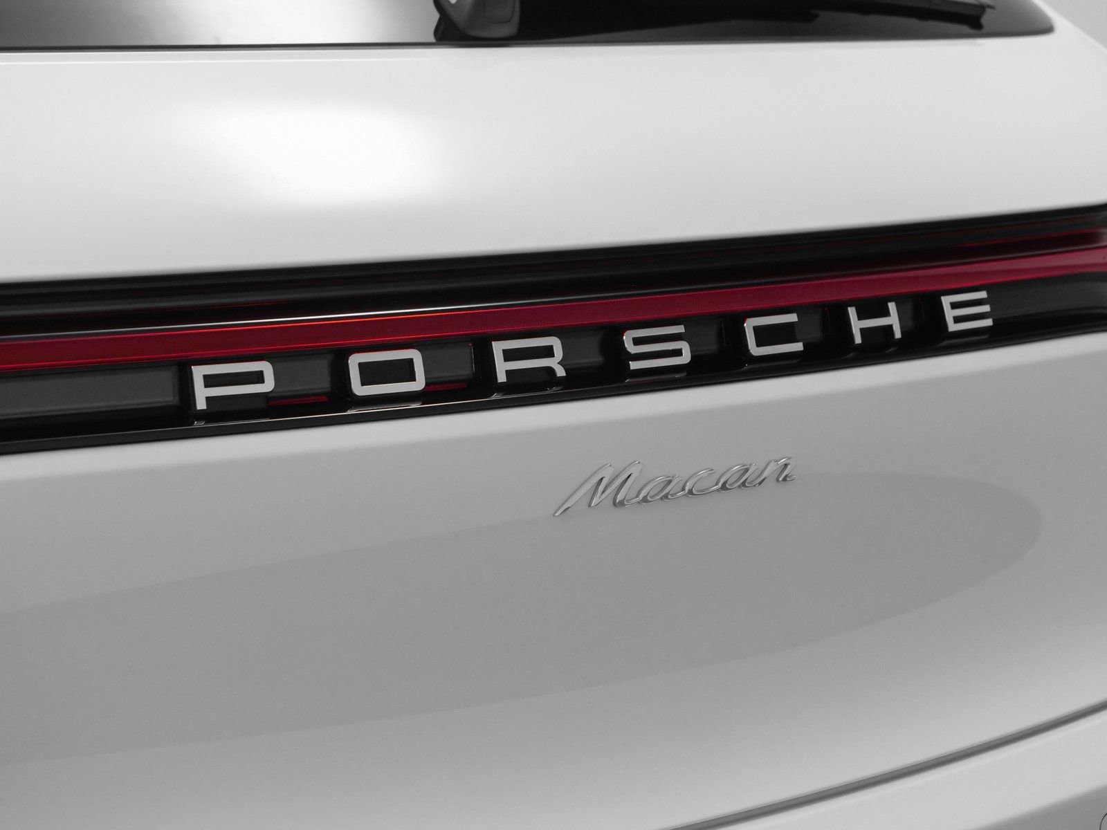 Certified 2025 Porsche Macan AWD/4WD image 18