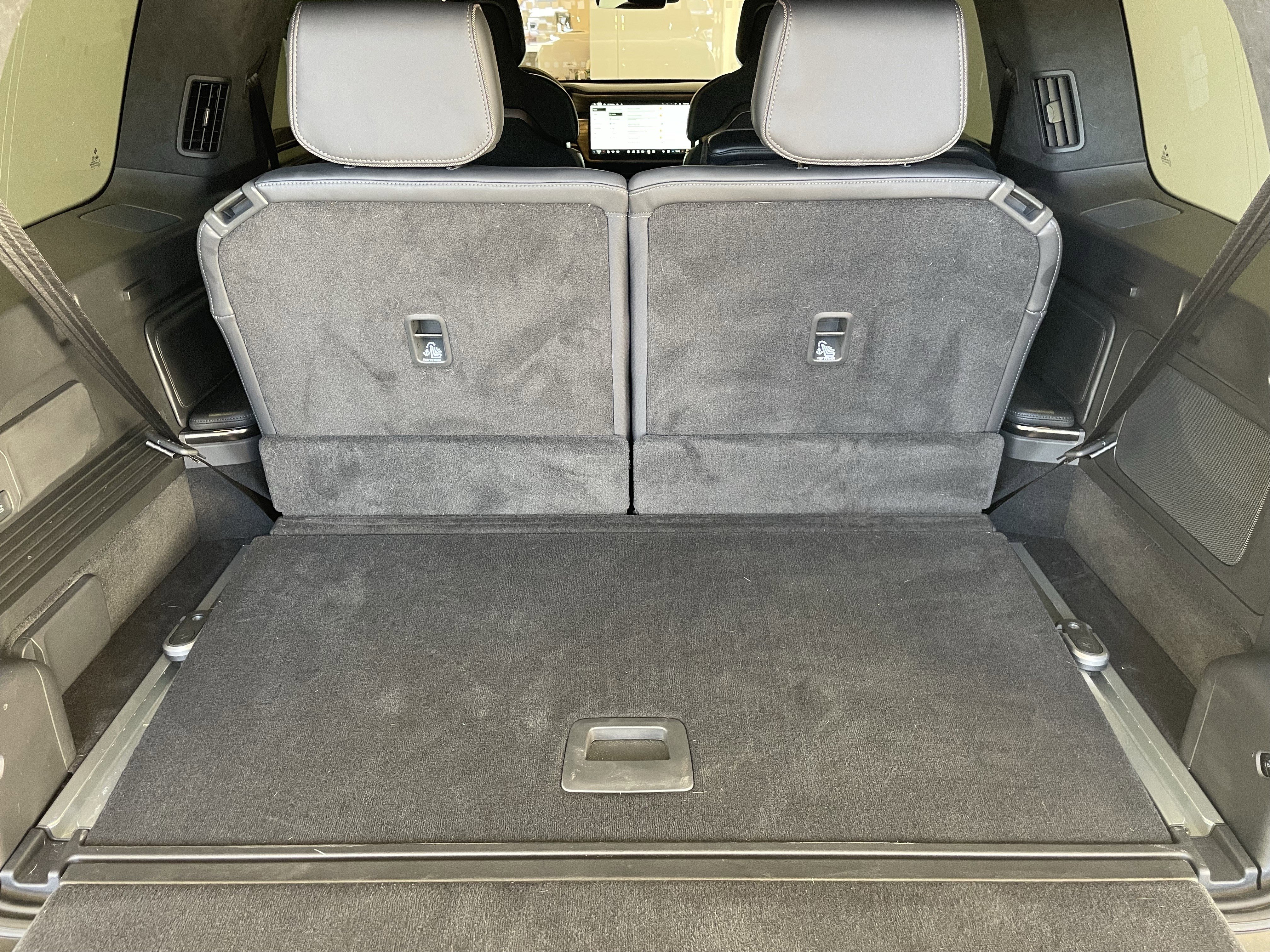 Used 2025 Rivian R1S Premium image 39