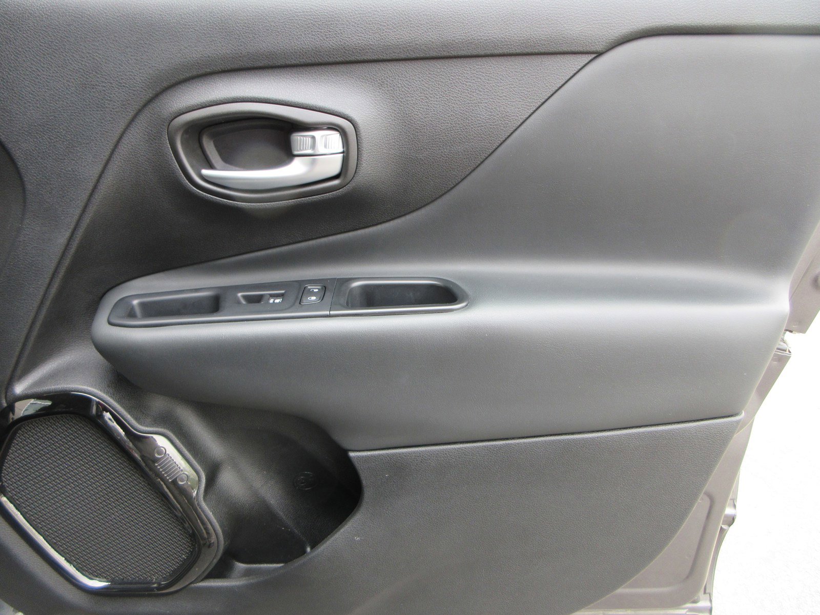 Used 2018 Jeep Renegade Altitude w/ UConnect 8.4 Nav Group FWD image 23