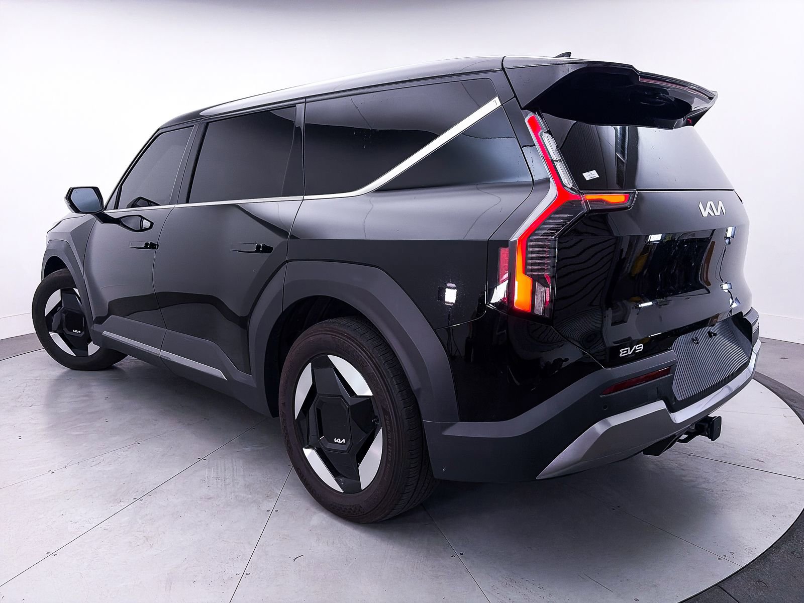 Used 2024 Kia EV9 Light Long Range RWD image 2