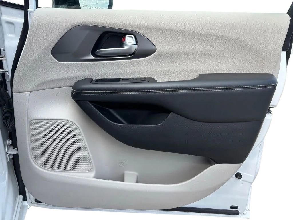 Used 2024 Chrysler Pacifica Limited FWD image 31
