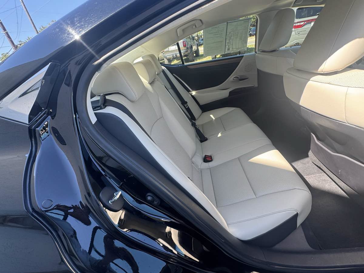 Used 2023 Lexus ES 350 w/ Premium Package FWD image 11
