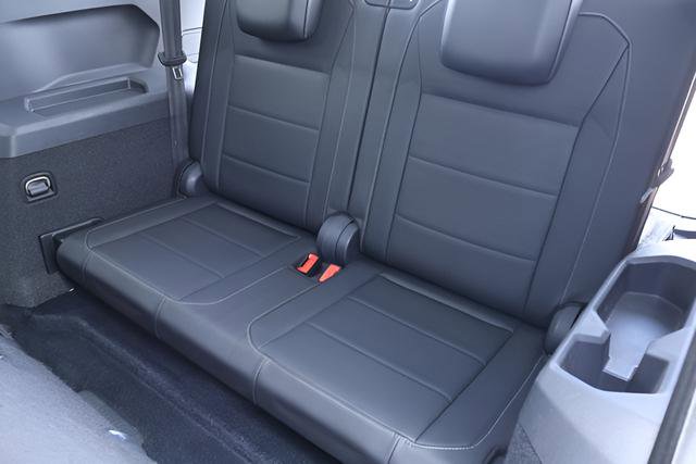 Used 2018 Volkswagen Tiguan SE w/ Panoramic Sunroof Package FWD image 19
