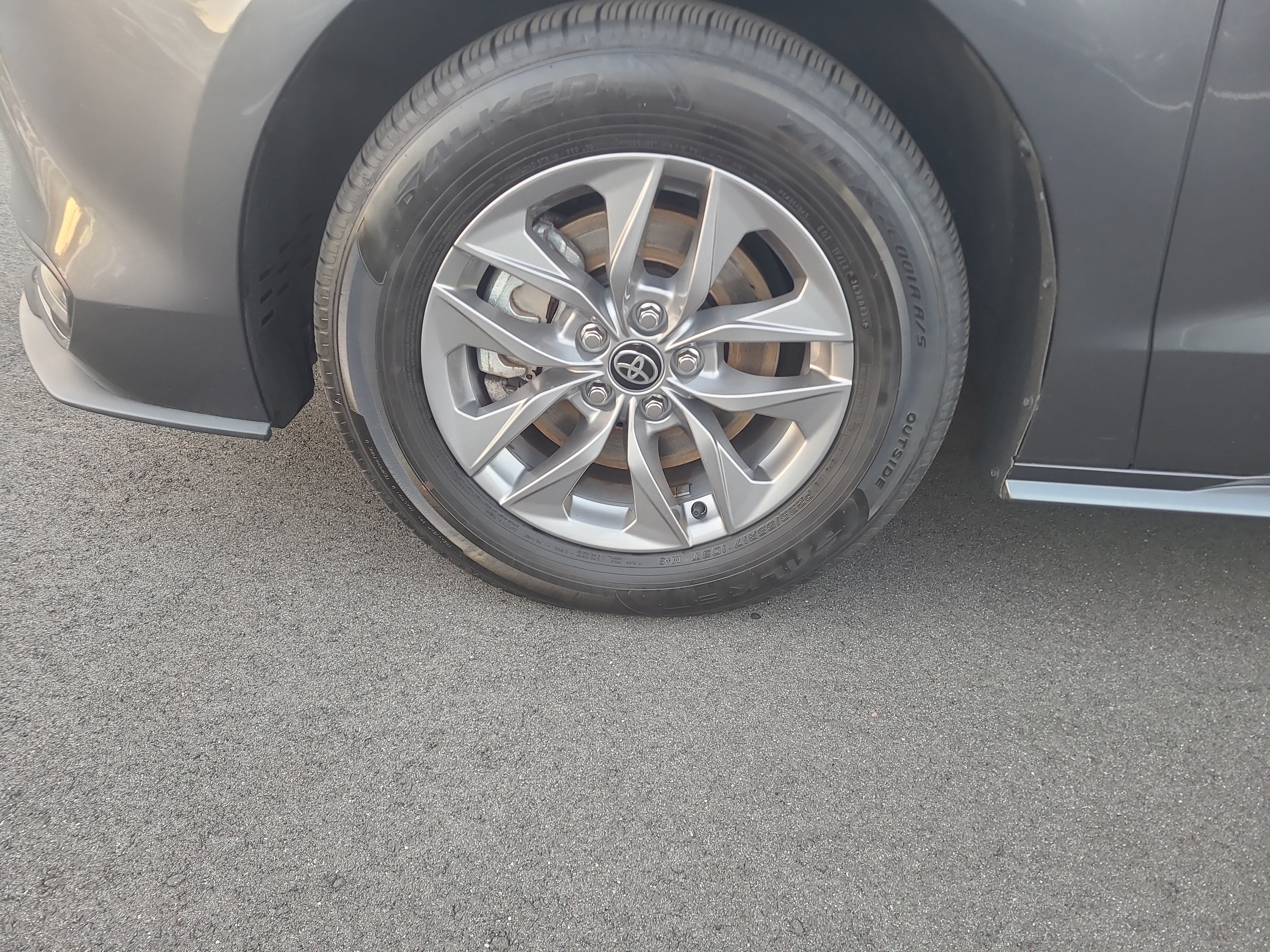 Certified 2025 Toyota Sienna LE FWD image 9