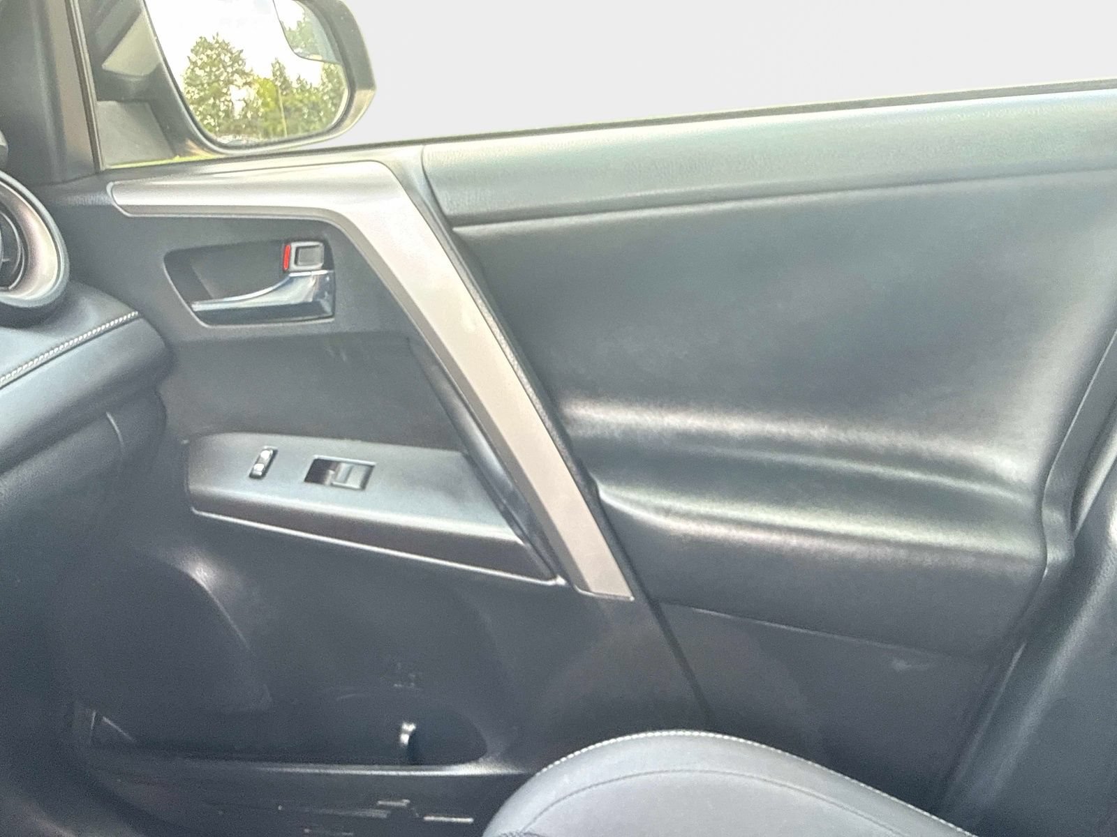 Used 2016 Toyota RAV4 XLE AWD/4WD image 25