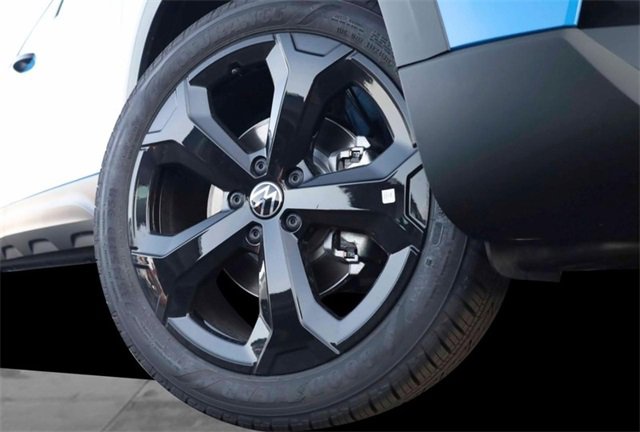 New 2025 Volkswagen Taos SE image 3