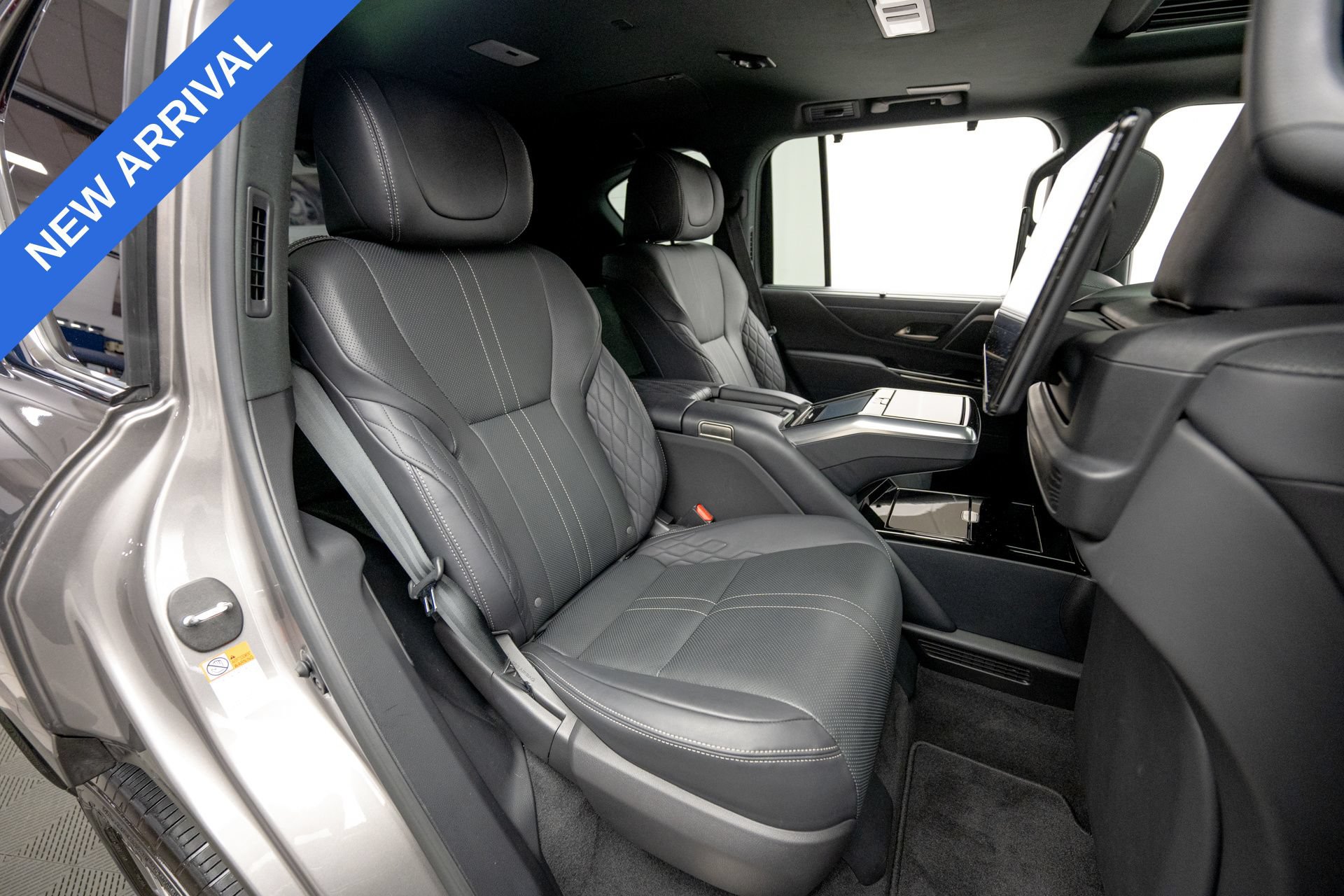 Used 2022 Lexus LX 600 4WD w/ Accessory Package (Z1) image 19