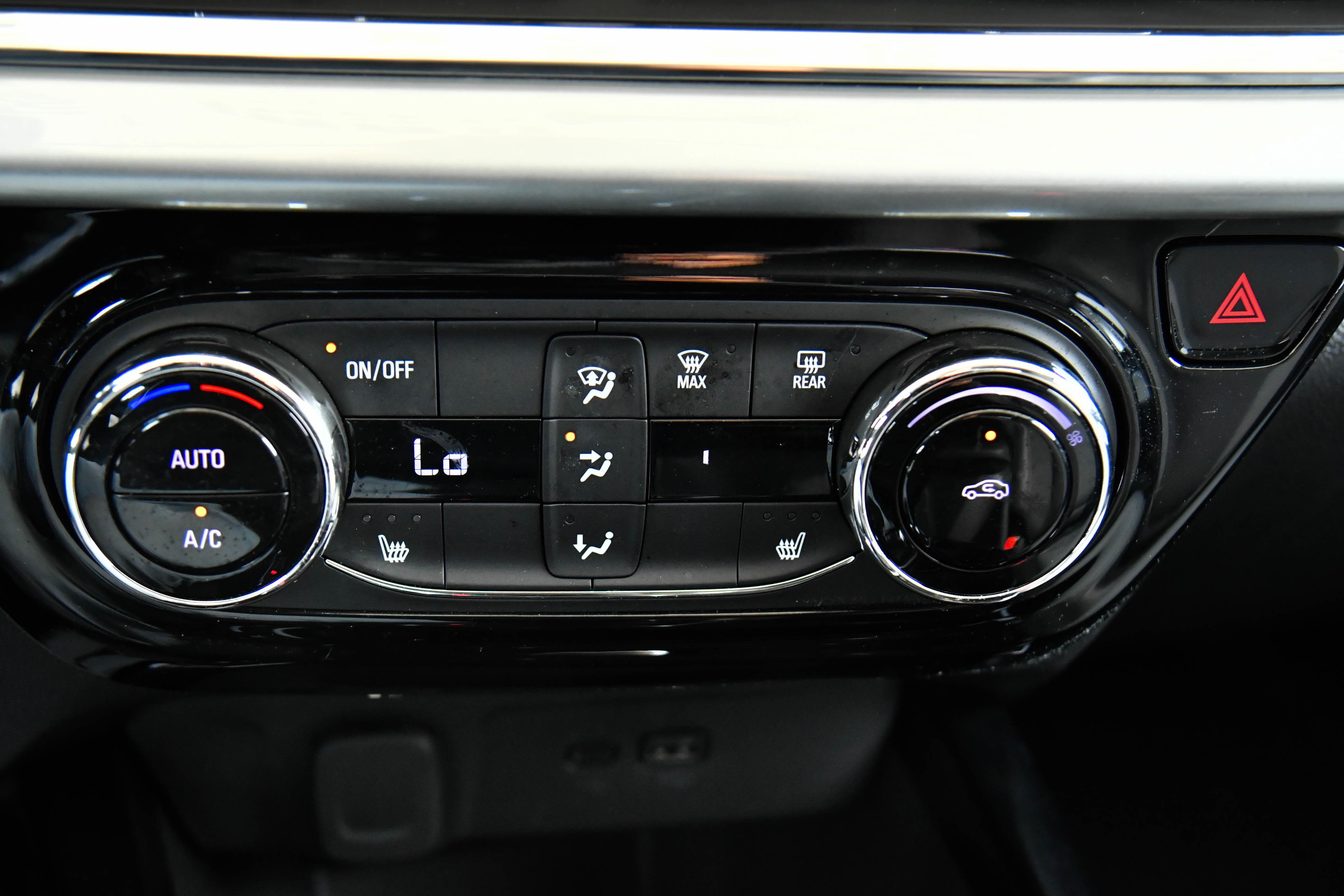 Used 2025 Chevrolet Trax LT w/ LT Convenience Package FWD image 24