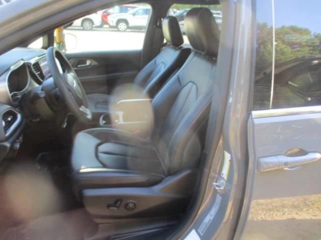 Certified 2025 Chrysler Pacifica Select FWD image 4