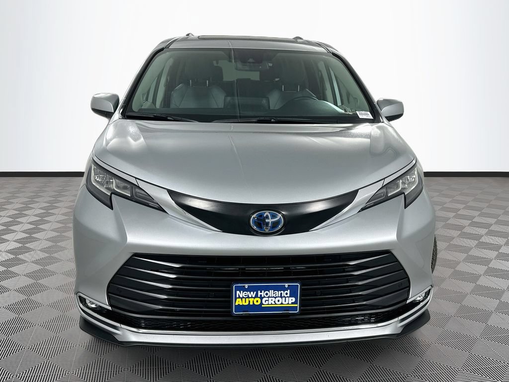 Used 2022 Toyota Sienna XLE w/ XLE Plus Package AWD/4WD image 2