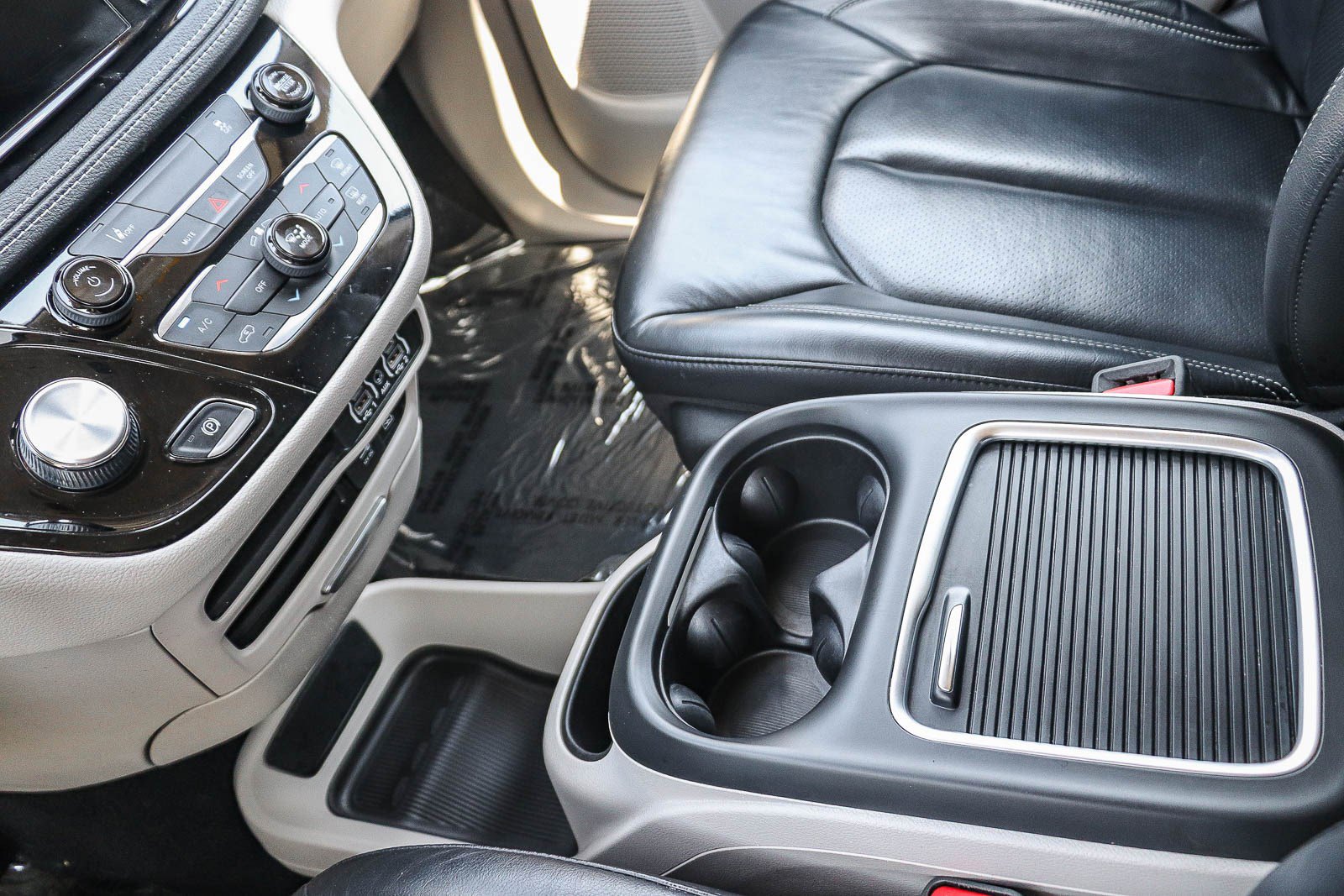 Used 2022 Chrysler Pacifica Touring-L FWD image 24